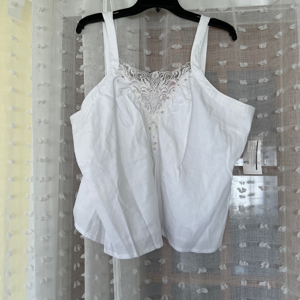 Beautiful white sleeveless top with lace accents